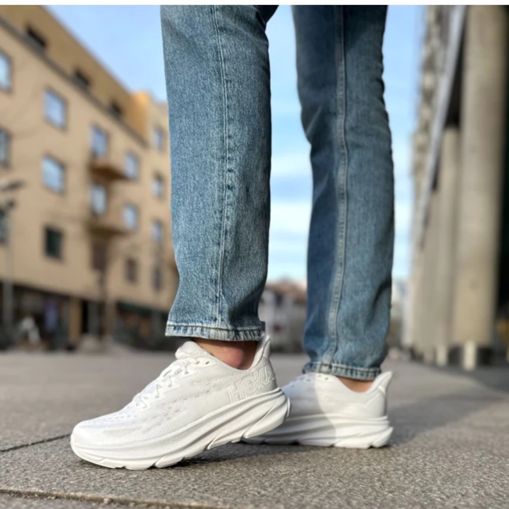 HOKA Clifton 9 EVERYDAY RUNNING women Shoes
size 7.5 White / White gently used - Picture 2 of 16